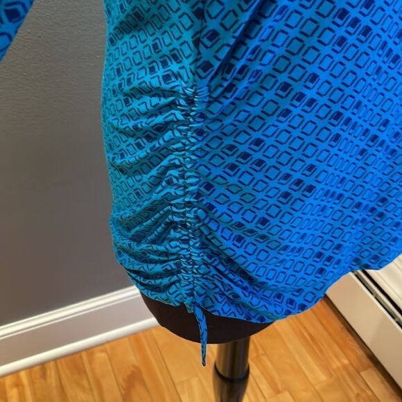 ASCEND deep turquoise geo print stretch knit drawstring ruched lower side top. S - Picture 4 of 7